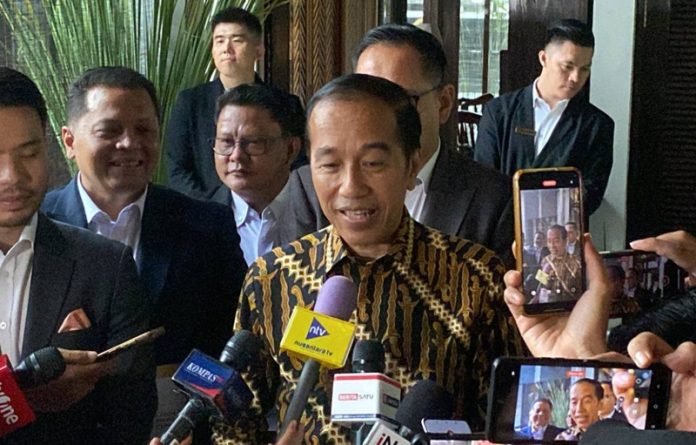 Jokowi bersama tim pengacara