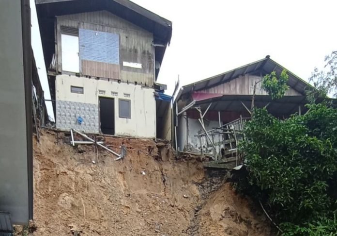 Longsor di Kelurahan Prapatan