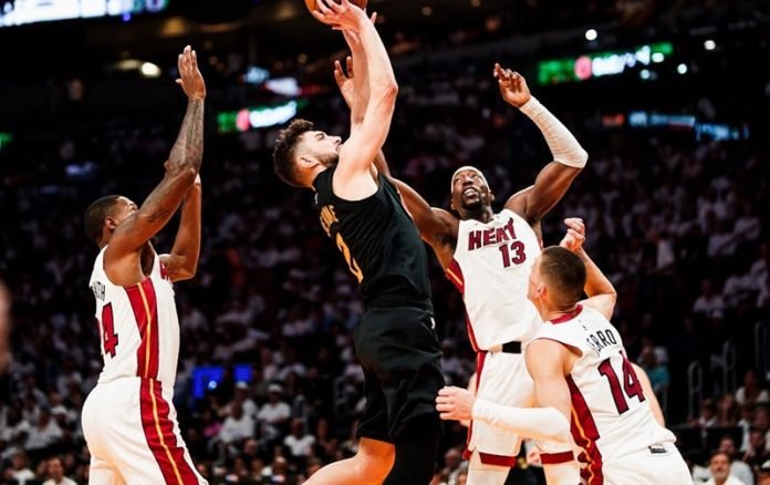 Miami heat vs cleveland cavaliers di lanjutan nba