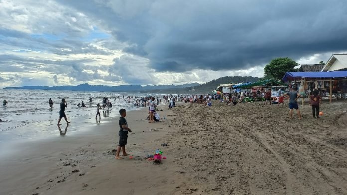 Pantai Citepus Palabuanratu ramai pengunjung