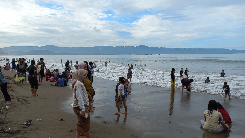 Pantai Citepus Palabuhanratu Ramai Pengunjung