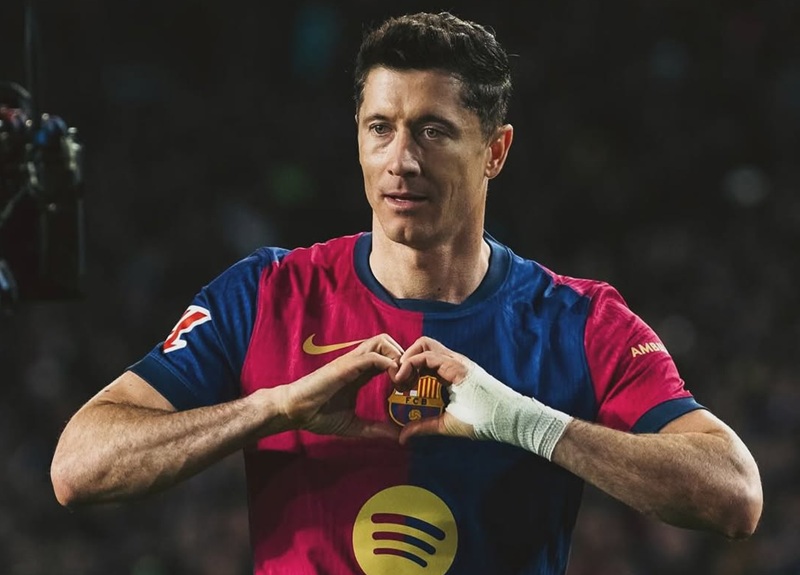 Robert Lewandowski bersama Barcelona