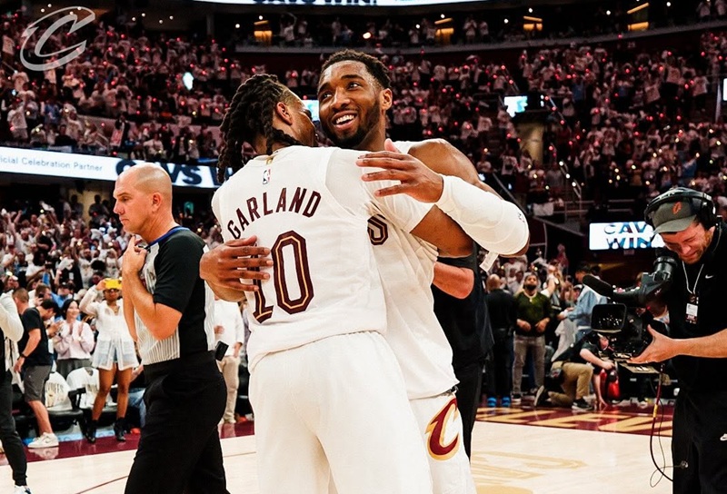 Skuad Cleveland Cavaliers usai menang di gim kedua 16 besar atas Miami Heat