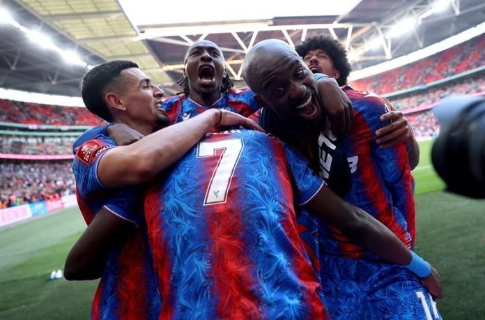 Skuad crystal palace selebrasi gol lawan aston villa di semifinal piala fa