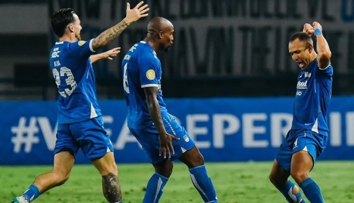 Skuad Persib Bandung saat selebrasi gol lawan Bali Uniited di Liga 1
