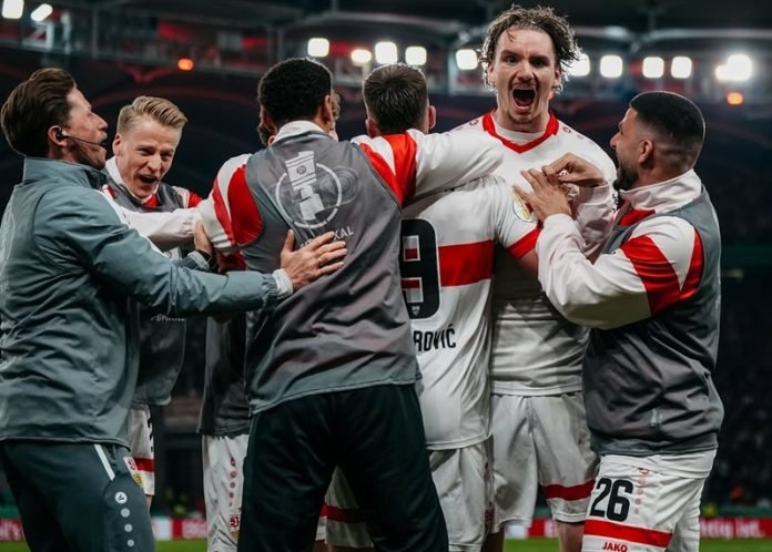 Skuad Stuttgart saat selebrasi gol