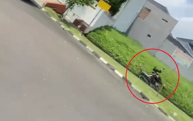 Viral bocil nyusruk ke selokan