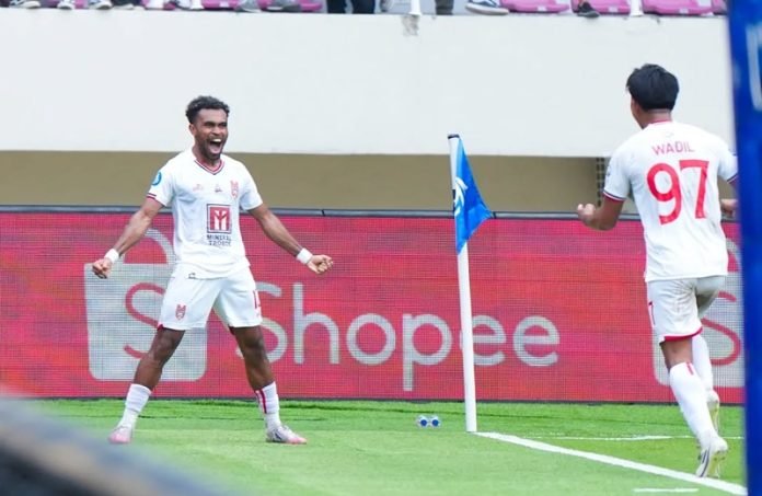 Yakob Sayuri Hattrick ke gawang Persis Solo