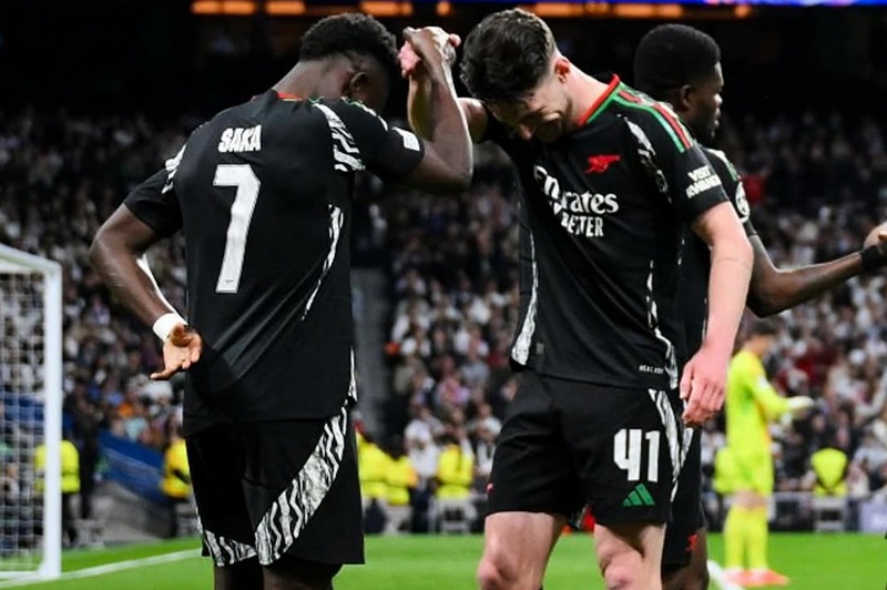 Bukayo saka dan declan rice saat selebrasi gol bersama arsenal