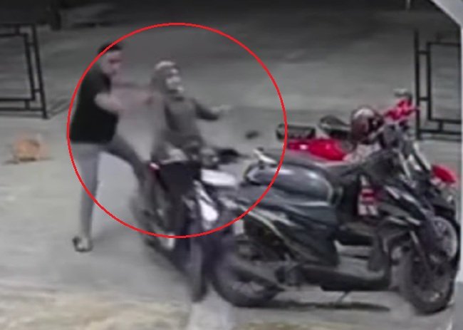 CCTV Perempuan kecelakaan motor