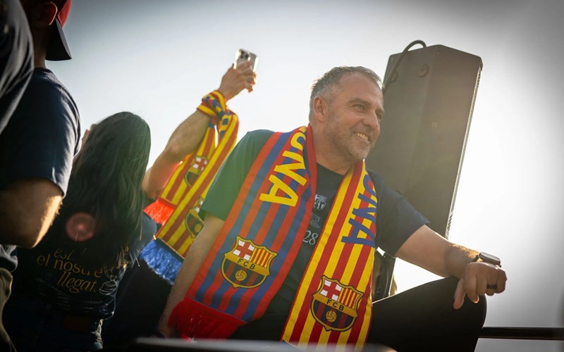Hansi Flick tandatangani kontrak baru dengan Barcelona