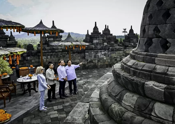 Macron dan Prabowo di Candi Borobudur