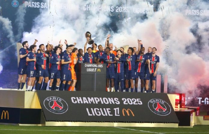 PSG angkat trofi juara Ligue 1 2024-2025 PSG angkat trofi juara Ligue 1 2024-2025