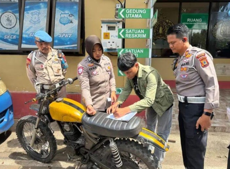 Pemuda acungkan jari tengah di Maros