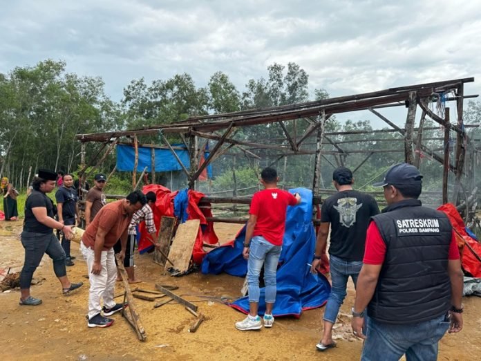 Perusakan lokalisasi sabung ayam di sampang madura