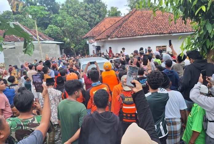 Proses Evakuasi Bocah Tenggelam di Pamekasan