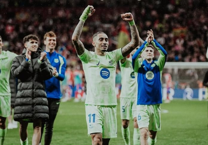 Raphinha bersama skuad Barcelona