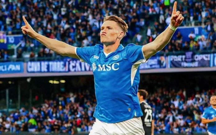 Scott McTominay bersama Napoli