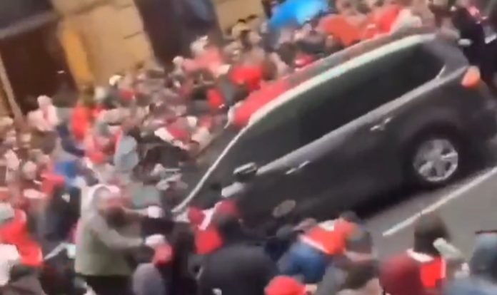 Viral video mobil tabrak supporter Liverpool