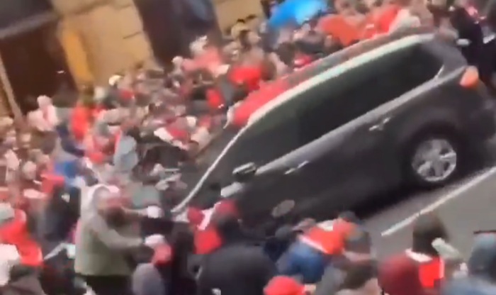 Viral video mobil tabrak supporter Liverpool