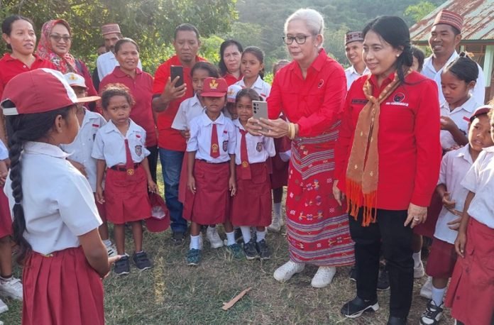 Bintang Puspayoga bersama anak-anak di Ruteng