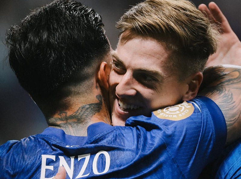 Enzo Fernandez dan Liam Delap bersama Chelsea