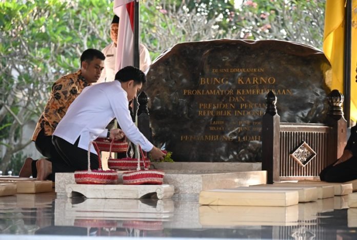 Gibran Rakabuming ziarah
