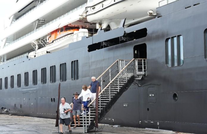 Kapal pesiar di Makassar