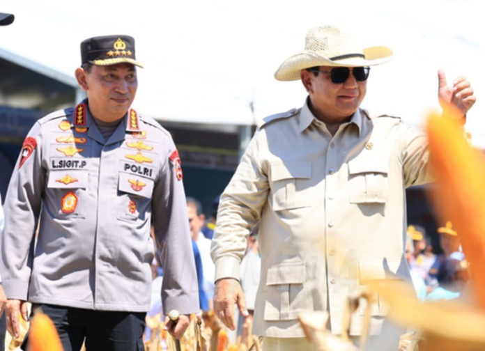 Kapolri Listyi Sigit dan Presiden Prabowo saat hadiri panen raja jagung