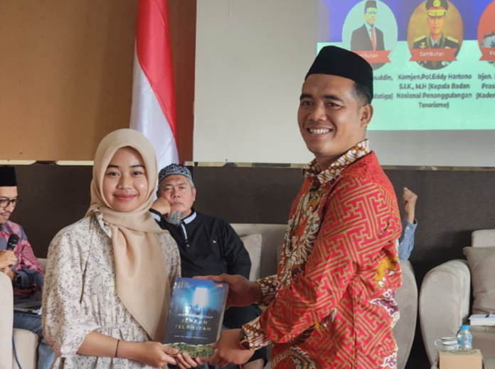Khoirul Anam saat bagikan buku di UIN Salatiga