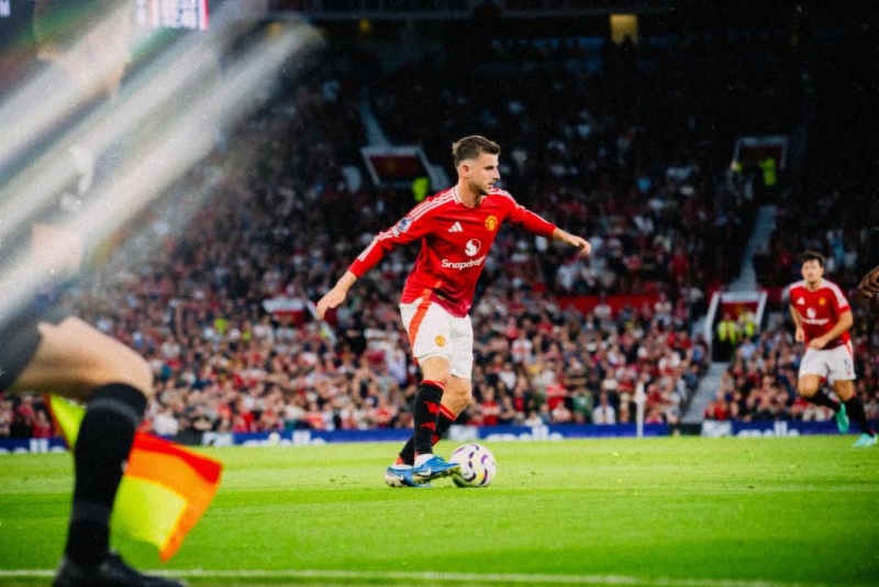 Mason Mount bersama Manchester United
