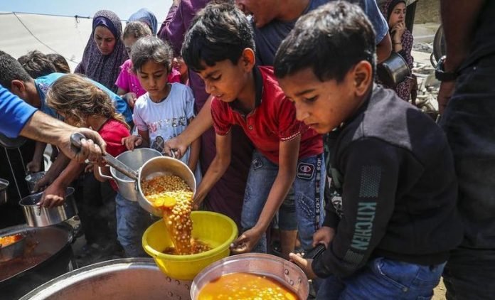 Anak-anak Gaza saat menerima bantuan