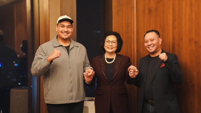 menpora dito dan presiden bwf saat kunjungi indonesia arena