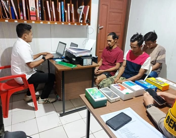 Para Tersangka Pencurian HP di Bandara Internasional Sultan Hasanuddin - Holopis