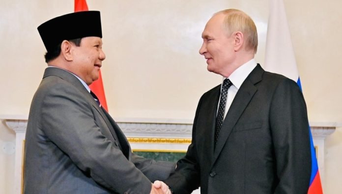Prabowo Subianto bersama Vladimir Putin Prabowo Subianto bersama Vladimir Putin