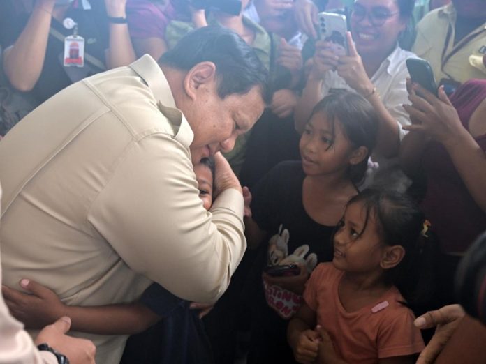 Presiden Prabowo peluk warga Bali di sela-sela agenda peresmian NSWAC
