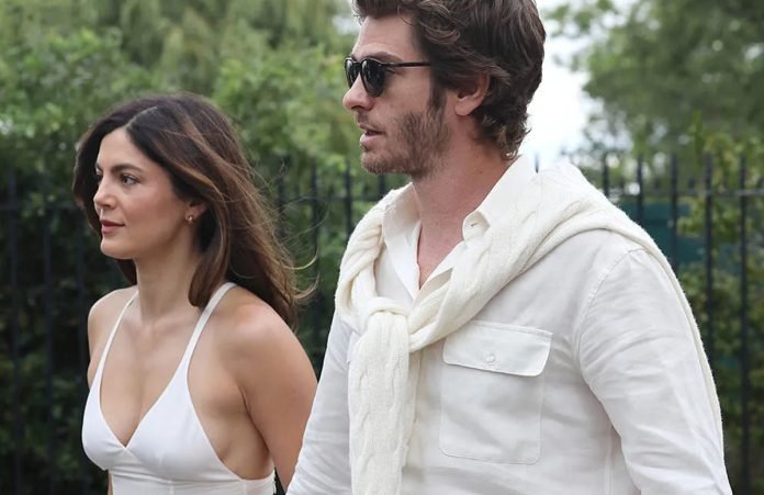 Andrew Garfield dan Monica Barbaro