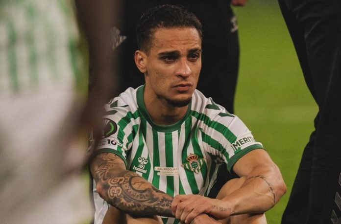 Antony bersama Real Betis