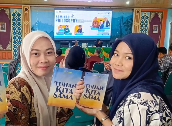 Buku Tuhan Kita Sama Karya Ken Setiawan