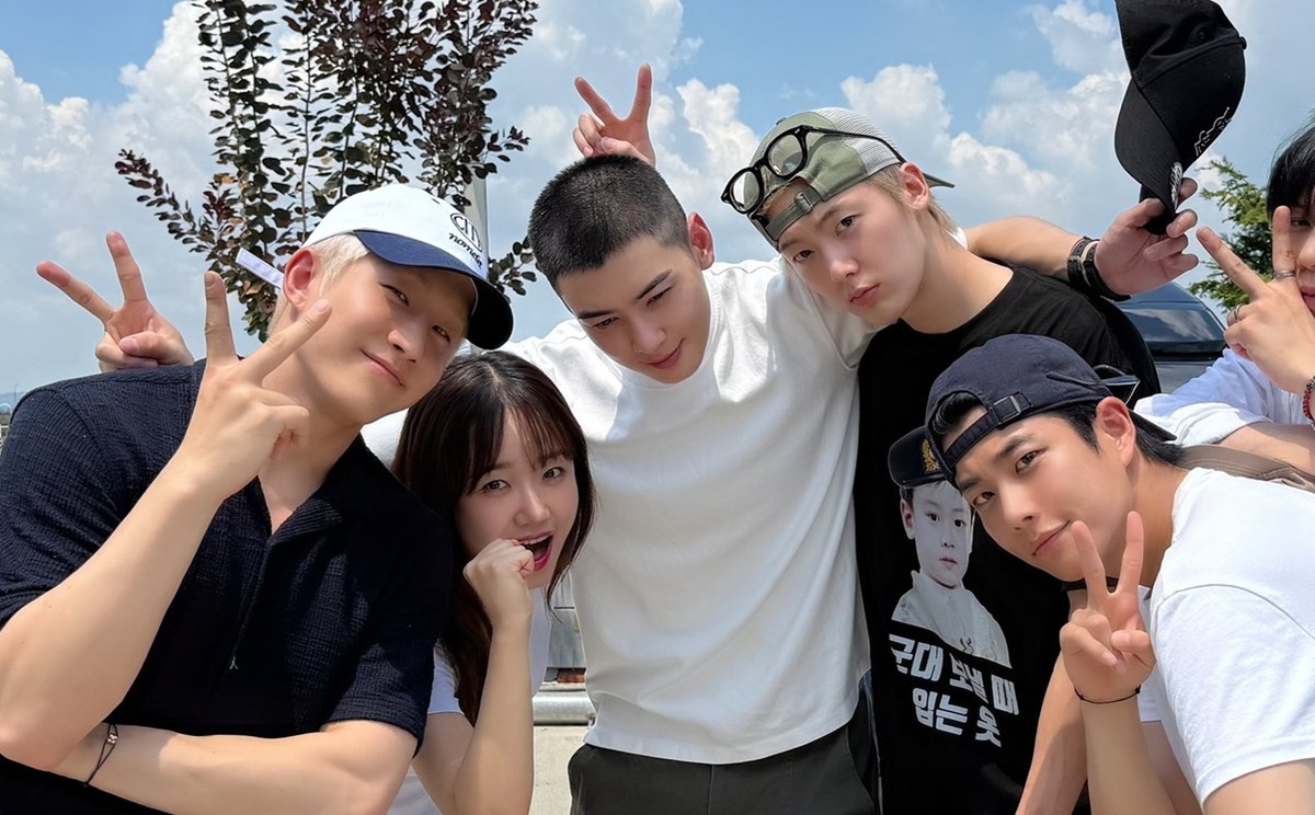 Cha Eun Woo dengan rambut plontos