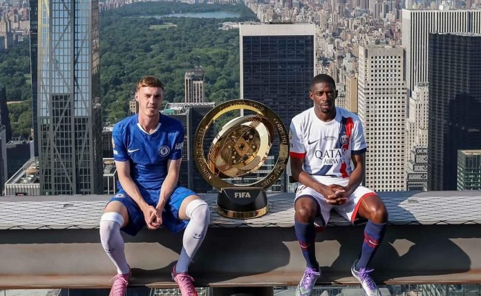 Cole Palmer dan Ousmane Dembele berfoto dengan trofi Piala Dunia Antarklub 2025