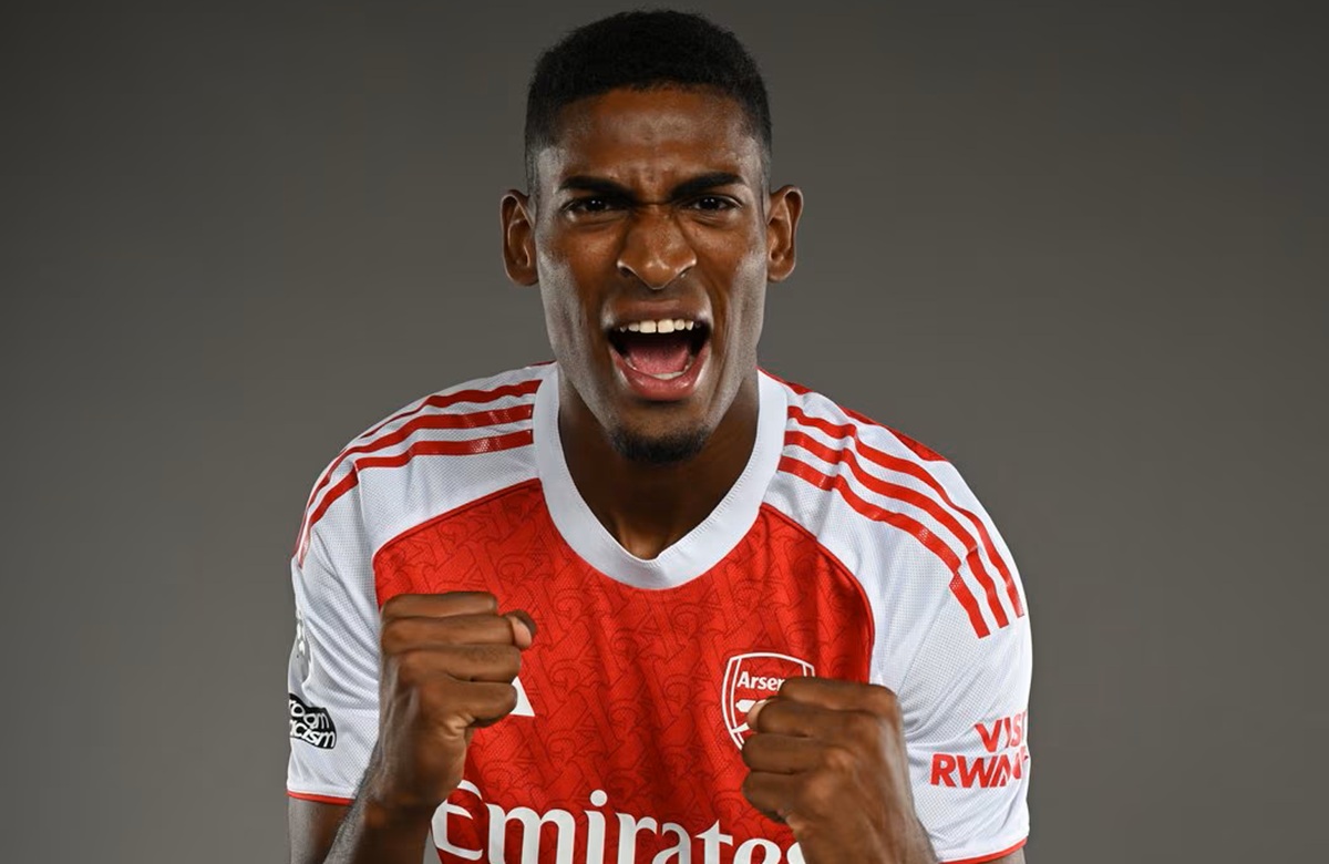 Cristhian Mosquera bersama Arsenal