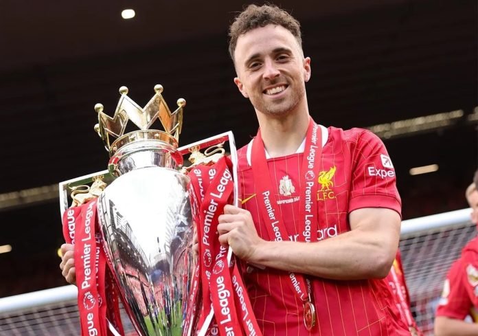 Diogo Jota saat raih trofi bersama Liverpool
