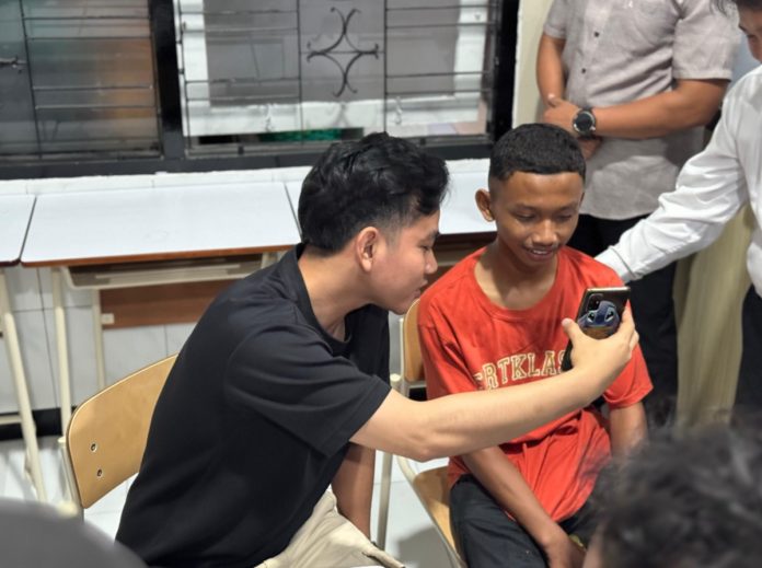 GIbran rakabuming Raka di sekolah rakyat