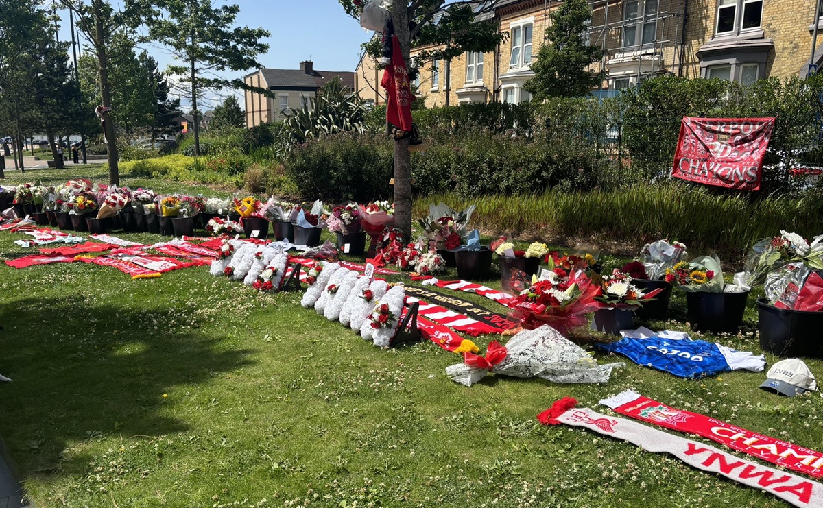 Karangan bunga dari fans Liverpool atas meninggalnya Diogo Jota