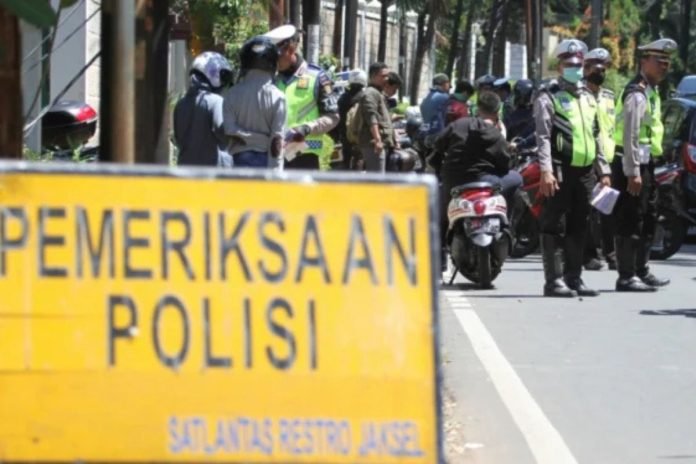 Polisi mengatur lalu lintas saat Operasi Patuh 2025