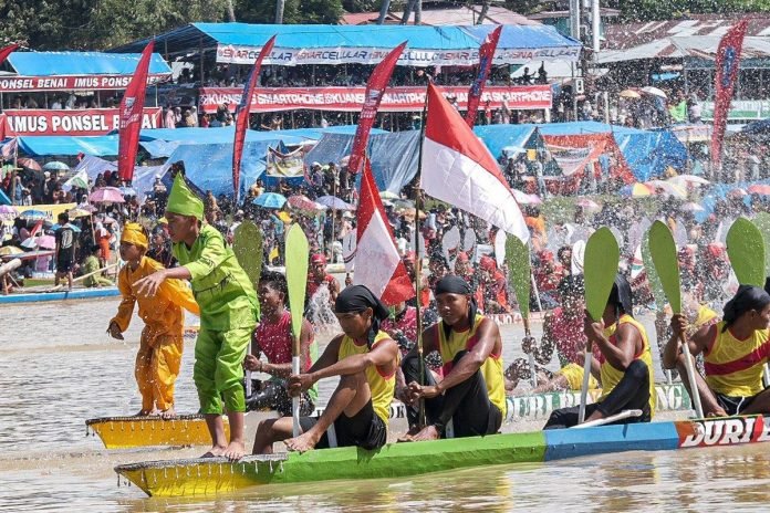 Pacu Jalur Riau tradisi balap perahu khas Kuansing