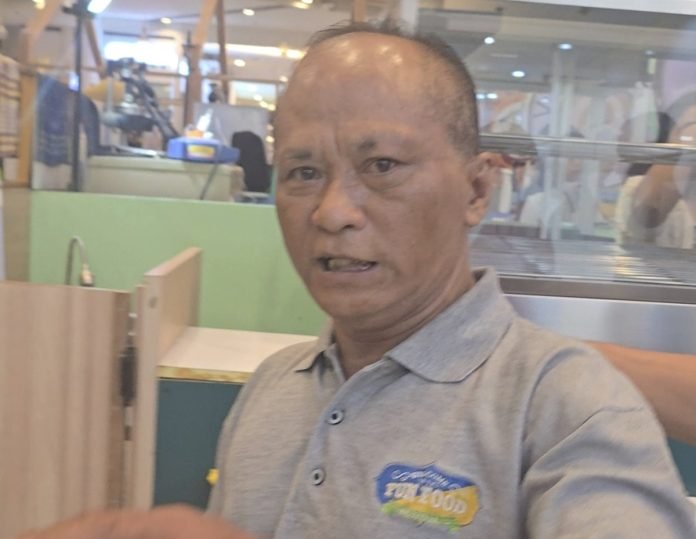 Petugas Kebersihan dari Fun Food Gandaria City