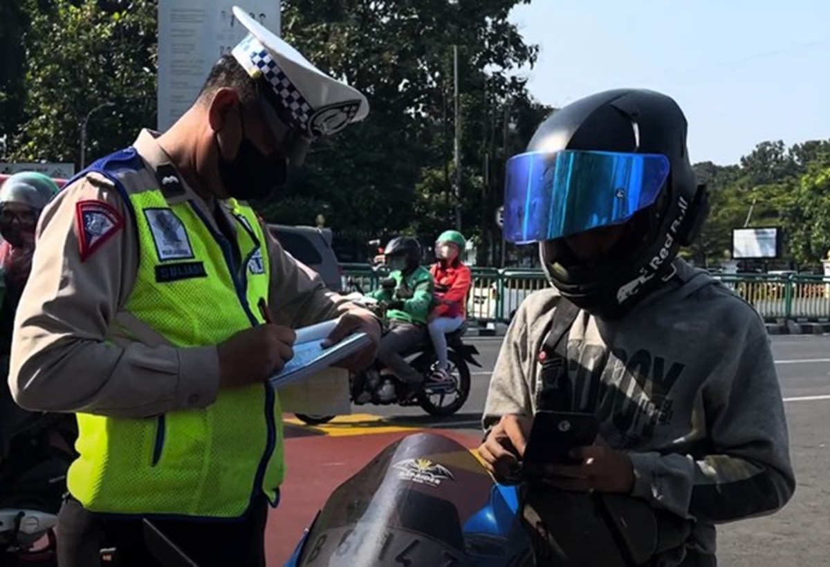 Polisi Tilang Pengendara Motor