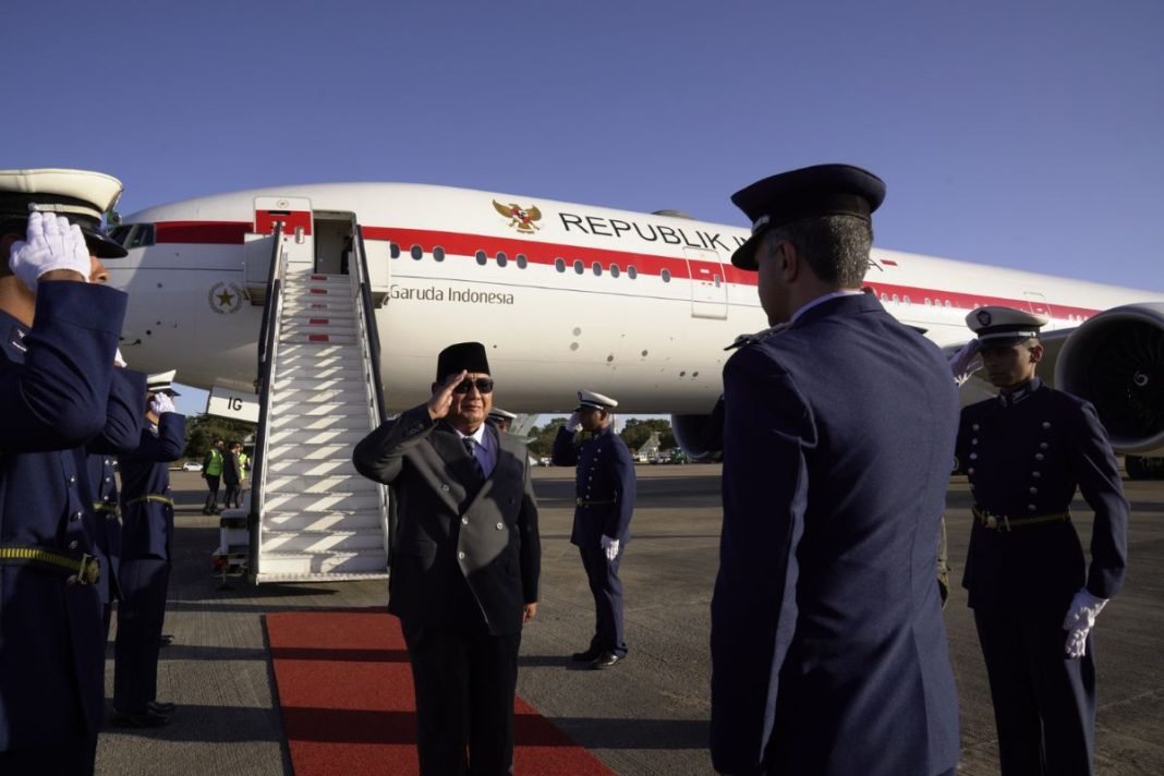 Usai menghadiri Konferensi Tingkat Tinggi (KTT) BRICS ke-17 di Museum of Modern Art (MAM), Rio de Janeiro, Brasil, selama dua hari, Presiden Republik Indonesia Prabowo Subianto melanjutkan lawatan kenegaraannya ke ibu kota Brasil, Brasilia, pada Senin (7/7). [Foto : Tim Media Prabowo]